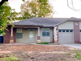 113 S Van Buren Ave in Blanchard, OK - Building Photo