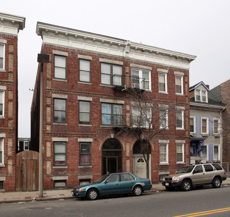 106 Chelsea St in East Boston, MA - Building Photo