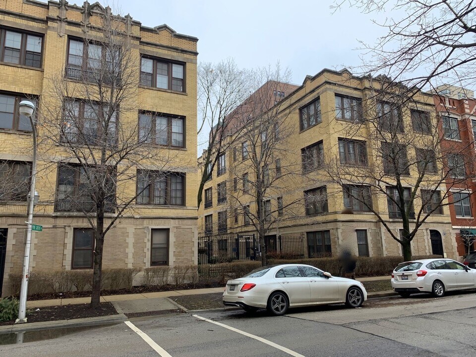 438 W Surf St in Chicago, IL - Building Photo