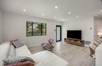 70 NW 47th Ter in Miami, FL - Foto de edificio - Building Photo