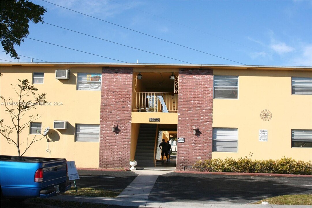 12905 Arch Creek Rd-Unit -5 in North Miami, FL - Foto de edificio