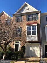 2506 Clover Field Cir in Herndon, VA - Building Photo - Building Photo