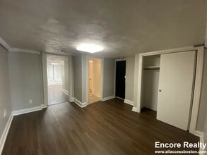 200 Banks St, Unit #B in Cambridge, MA - Building Photo - Building Photo