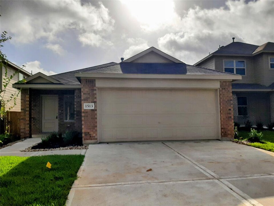 1513 San Sebastien Dr in Conroe, TX - Building Photo