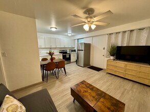 410 Nahua St, Unit 104 in Honolulu, HI - Foto de edificio - Building Photo