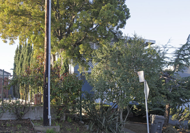 2547 E 29th St in Oakland, CA - Foto de edificio - Building Photo