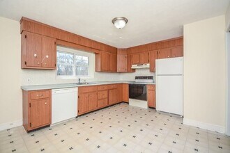 122 Emerson Gardens Rd, Unit 2 in Lexington, MA - Building Photo - Building Photo