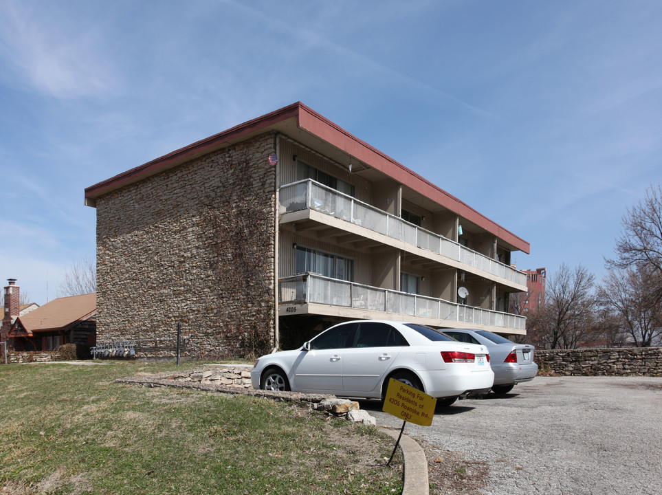 4205 Roanoke Rd in Kansas City, MO - Building Photo