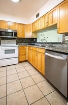 281 W Park Dr, Unit 1-8 in Miami, FL - Building Photo