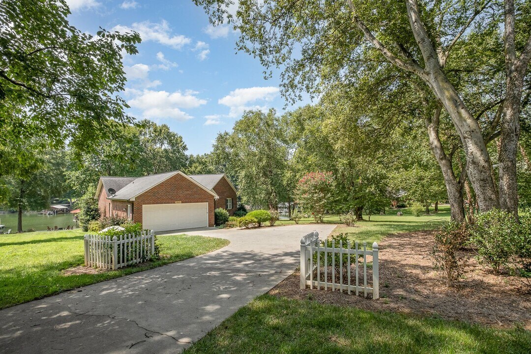 7815 Lucy Ln in Lake Norman of Catawba, NC - Building Photo