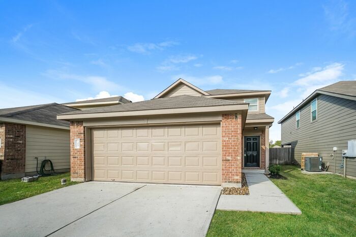 380 N Meadows Dr in Willis, TX - Building Photo