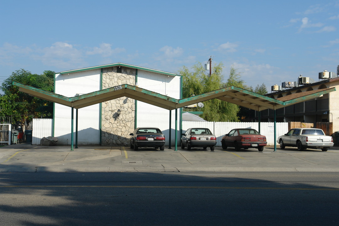 1528 W Walnut Ave in Visalia, CA - Building Photo