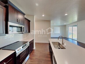 1565 N Barkvine Ave in Star, ID - Foto de edificio - Building Photo