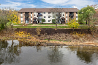 Deep Lake Hermitage in Lake Villa, IL - Building Photo - Building Photo