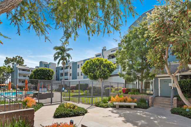 8152 Manitoba St, Unit 3 in Playa Del Rey, CA - Foto de edificio - Building Photo