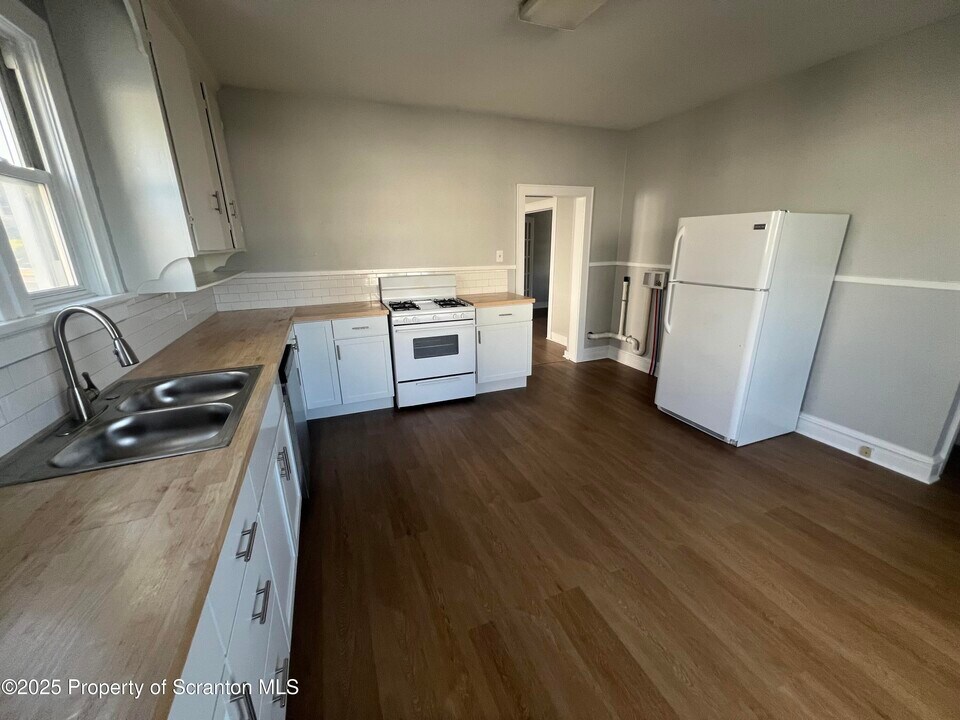 527 E Drinker St in Dunmore, PA - Building Photo