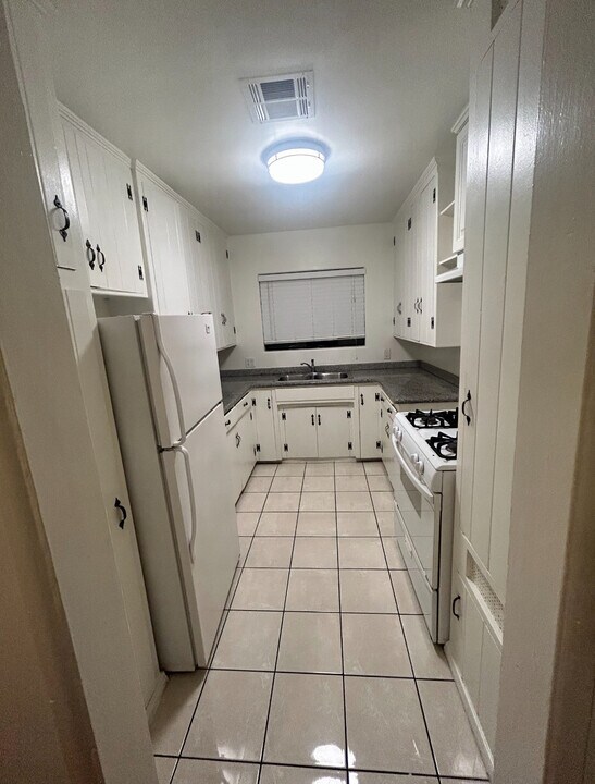 5937 1/2 Buffalo Ave, Unit 5937 in Los Angeles, CA - Building Photo