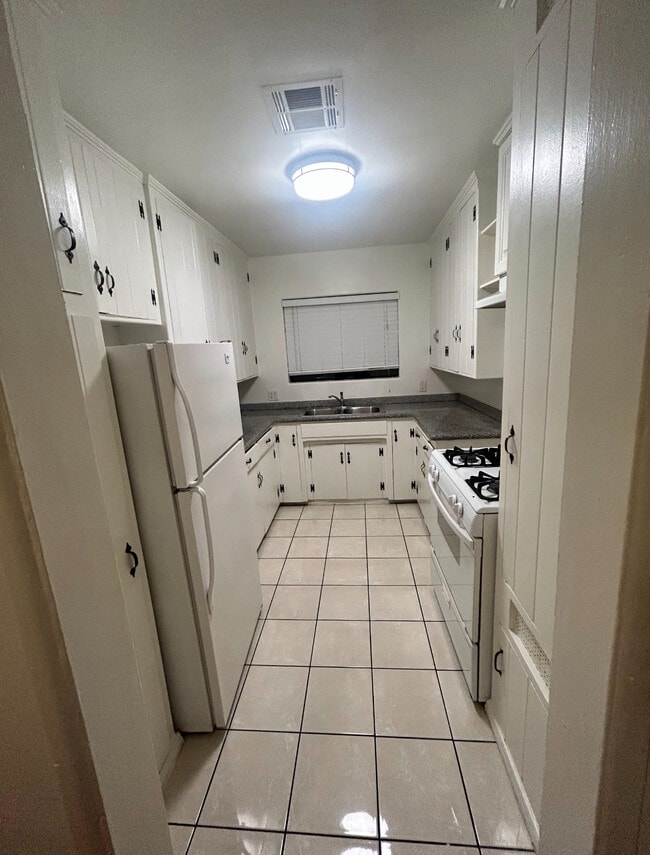 5937 1/2 Buffalo Ave, Unit 5937