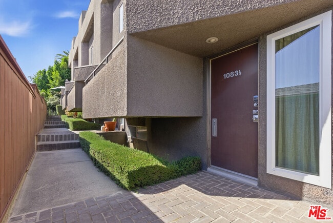 property at 1083 1/2 W Kensington Rd