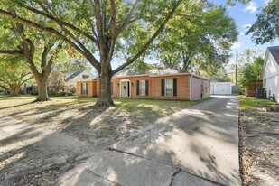 10719 Del Monte Dr in Houston, TX - Building Photo