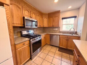 133 Seemans Ln in Milford, CT - Building Photo - Building Photo