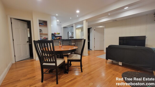 1805 Beacon St, Unit 1 in Brookline, MA - Building Photo - Building Photo