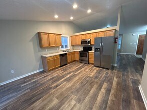 4023 Spring Ave NE in Albany, OR - Building Photo - Building Photo