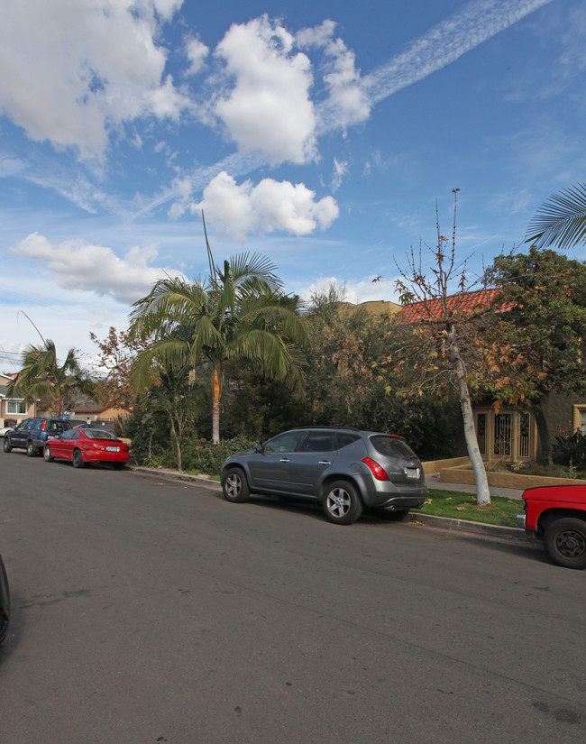 1552-1558 N Commonwealth Ave in Los Angeles, CA - Building Photo - Building Photo