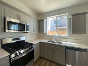 1105 W Sedona Ave in Visalia, CA - Building Photo - Building Photo