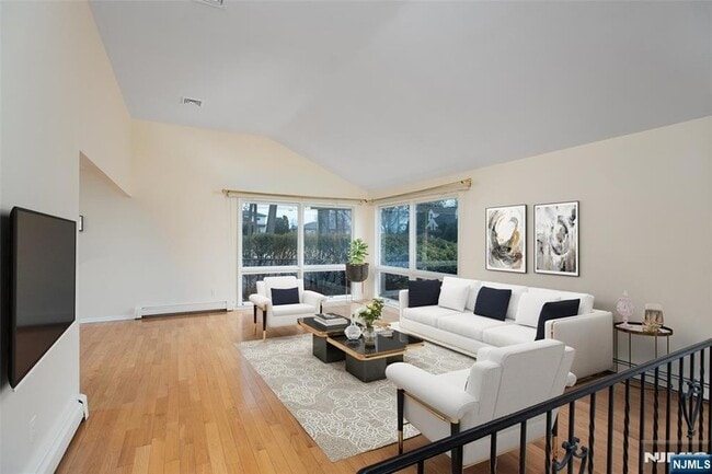 97 Heights Rd, Unit WAITSTUD in Paramus, NJ - Building Photo - Building Photo