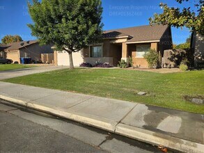 7111 Santana Sun Dr in Bakersfield, CA - Building Photo - Building Photo