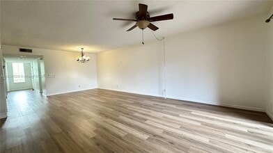 413 Lakeview Dr in Weston, FL - Building Photo - Building Photo