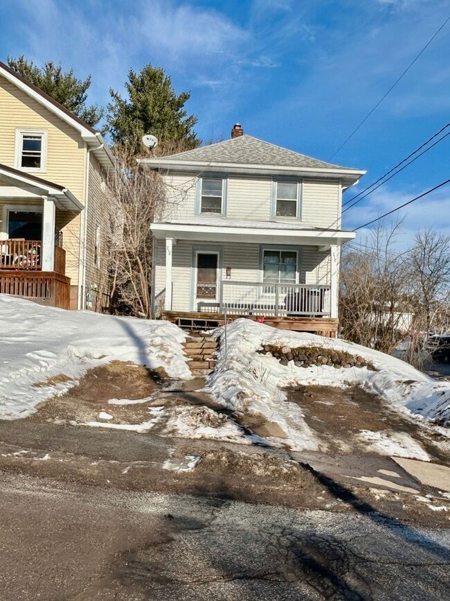 property at 718 N 10th Ave E