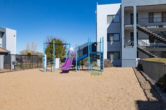 Vista Alegre Apartments in Santa Fe, NM - Foto de edificio - Building Photo