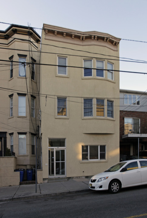 1099 Summit Ave in Jersey City, NJ - Building Photo