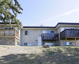 812 Mcneill Rd NE in Calgary, AB - Building Photo - Building Photo