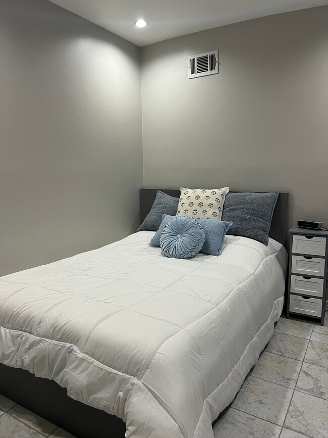 2209 Washington Cir NW, Unit Unit 1 English Basement