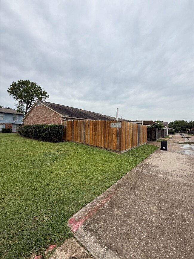 6387 S Briar Bayou Dr in Houston, TX - Building Photo - Building Photo