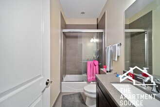 1324 W Grand Ave in Chicago, IL - Building Photo - Building Photo