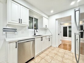 14 Harbour Heights Ln in St Catharines, ON - Building Photo