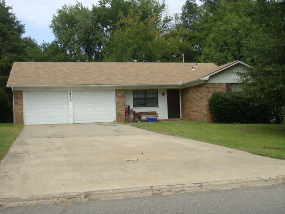 1910 University Dr in Russellville, AR - Building Photo