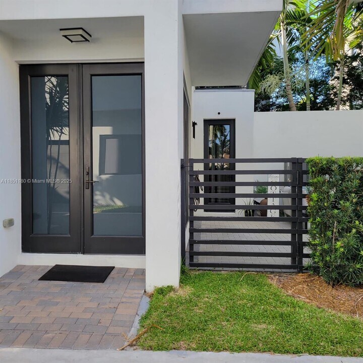 8263 NW 47th Terrace in Doral, FL - Building Photo