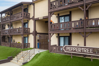 Peppertree Apartments in Hermosa Beach, CA - Foto de edificio - Building Photo