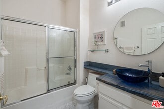 10604 Valley Spring Ln, Unit 104 in North Hollywood, CA - Building Photo - Building Photo