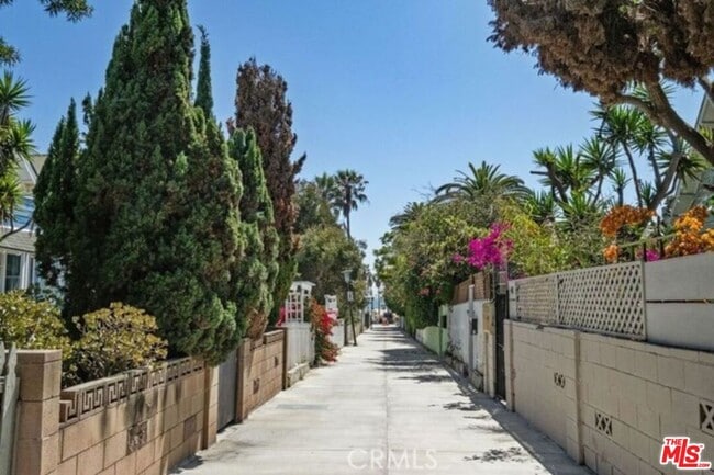 30 Dudley Ave in Los Angeles, CA - Building Photo - Building Photo