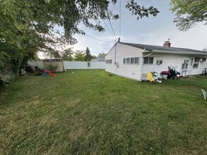 123 Elderberry Dr in Levittown, PA - Building Photo - Building Photo