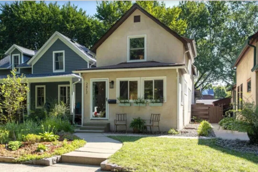 2417 23rd Ave S in Minneapolis, MN - Building Photo