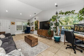 762 Bayharbor Ter in Sebastian, FL - Foto de edificio - Building Photo