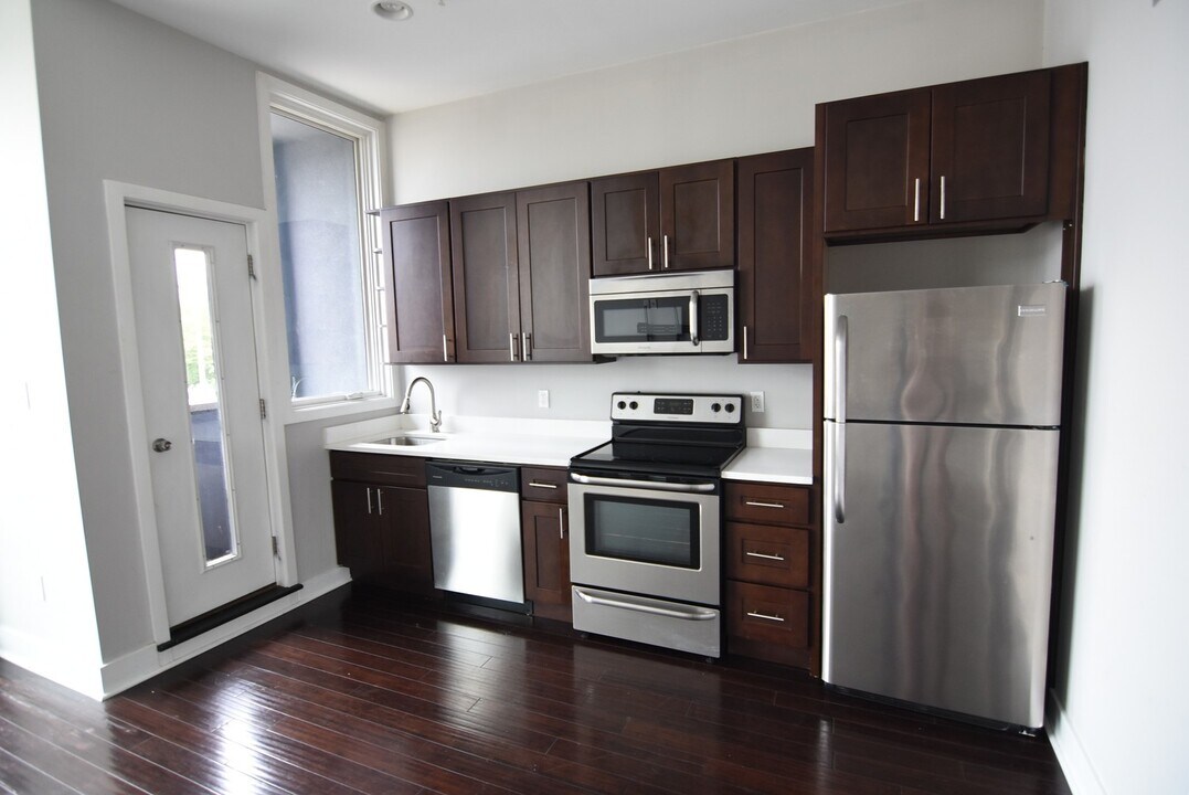 826 N Broad St in Philadelphia, PA - Building Photo