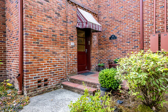 227-245 NE 61st Ave in Portland, OR - Foto de edificio - Building Photo